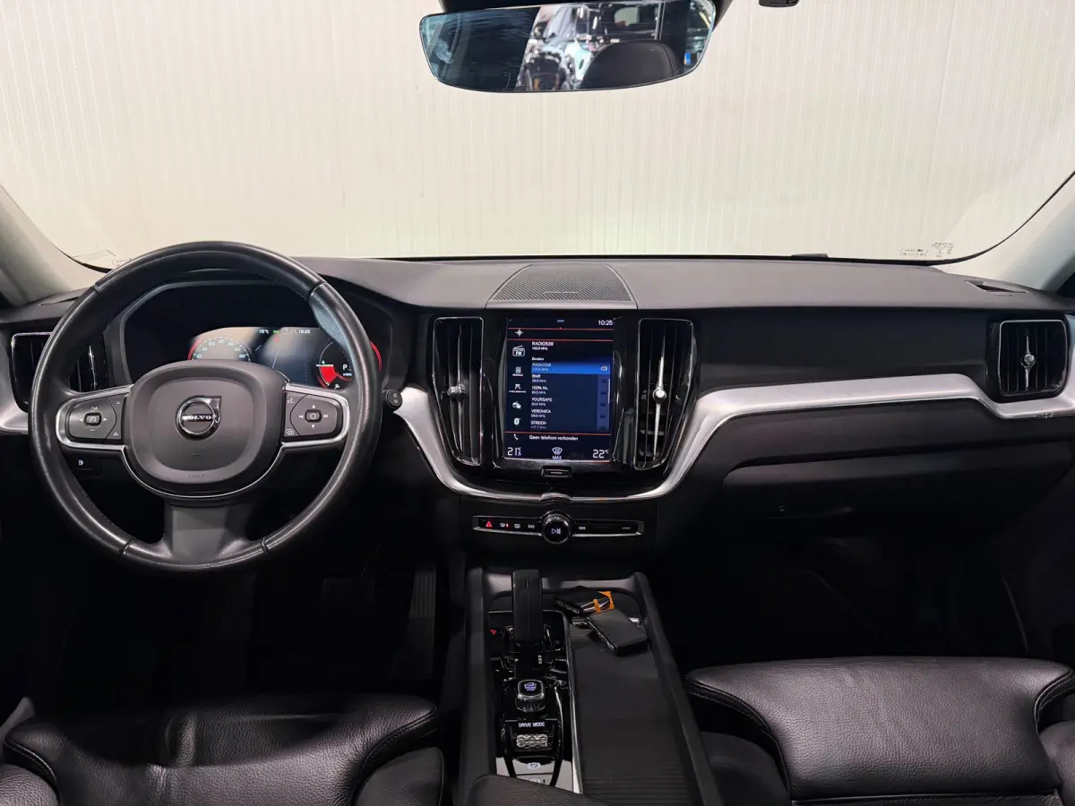 2.0 T8 Twin Engine Momentum AWD | PANO | CAMERA | HARMAN KARDON | LEDER