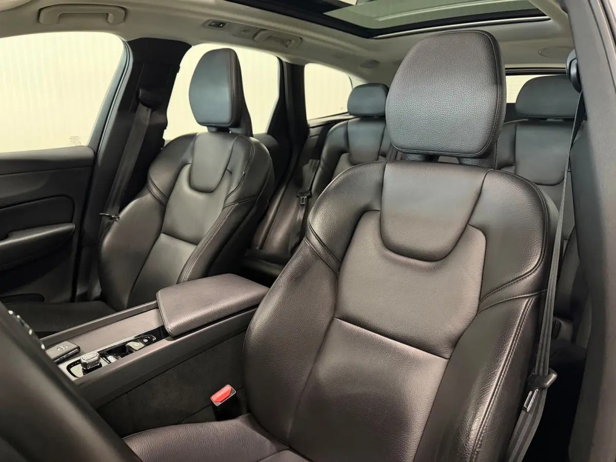 2.0 T8 Twin Engine Momentum AWD | PANO | CAMERA | HARMAN KARDON | LEDER