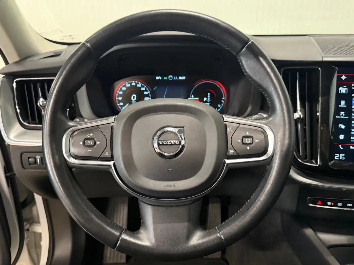 2.0 T8 Twin Engine Momentum AWD | PANO | CAMERA | HARMAN KARDON | LEDER