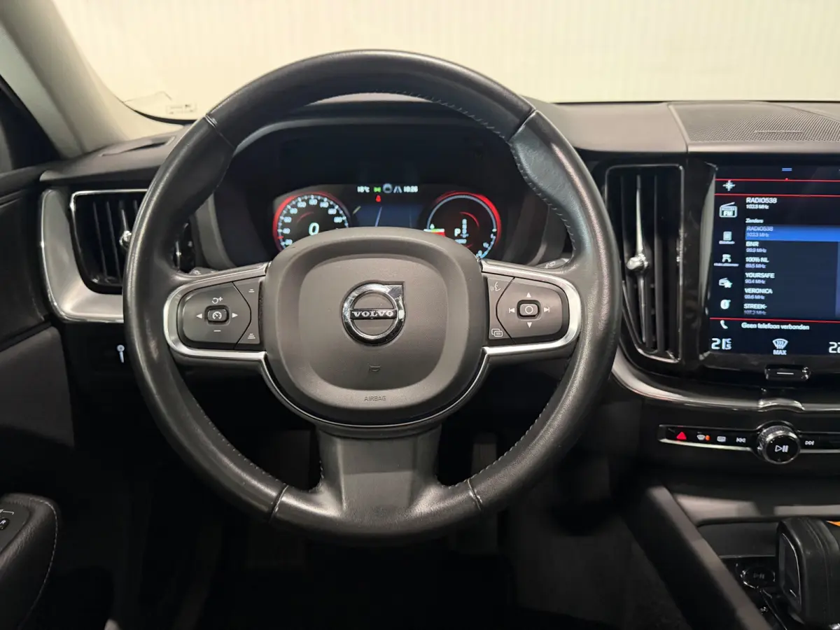 2.0 T8 Twin Engine Momentum AWD | PANO | CAMERA | HARMAN KARDON | LEDER