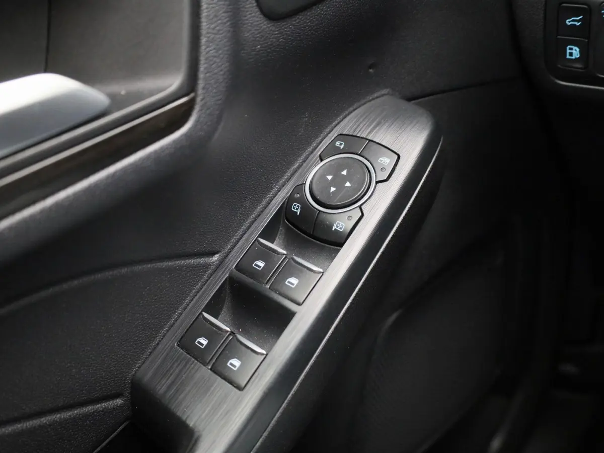 2.5 PHEV Vignale | Apple Carplay/Android Auto | Panoramadak | Winterpakket | Cruise Control | Lichtmetalen Velgen |