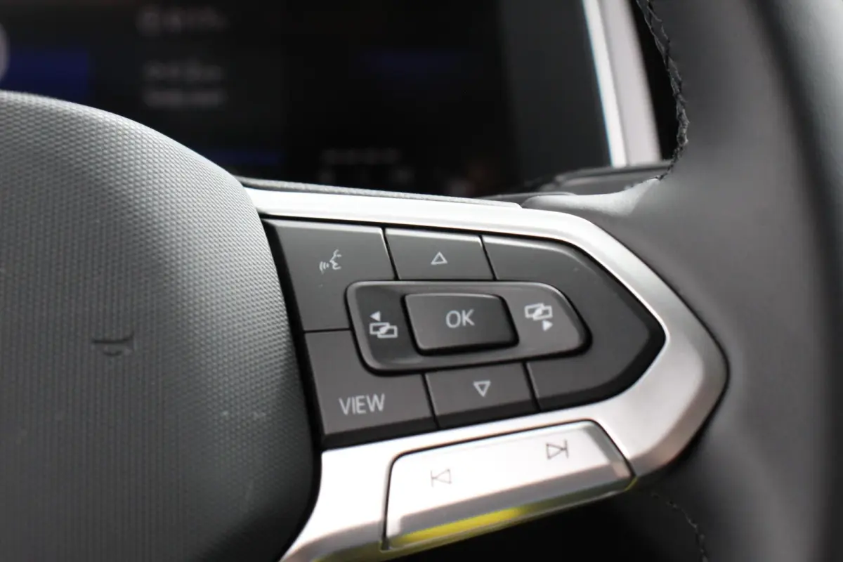 1.0 TSI DSG R-Line Panorama dak Navigatie App Connect Climate Control Parkeer sensoren Camera Cruise control adaptive Lichtmetalen velgen