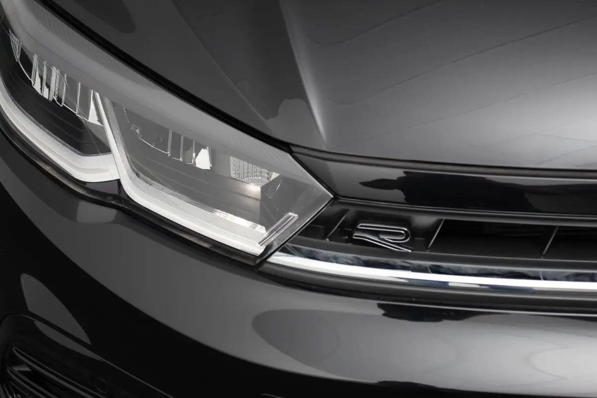 1.0 TSI DSG R-Line Panorama dak Navigatie App Connect Climate Control Parkeer sensoren Camera Cruise control adaptive Lichtmetalen velgen