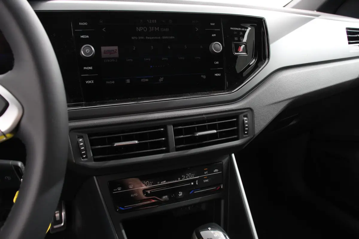 1.0 TSI DSG R-Line Panorama dak Navigatie App Connect Climate Control Parkeer sensoren Camera Cruise control adaptive Lichtmetalen velgen
