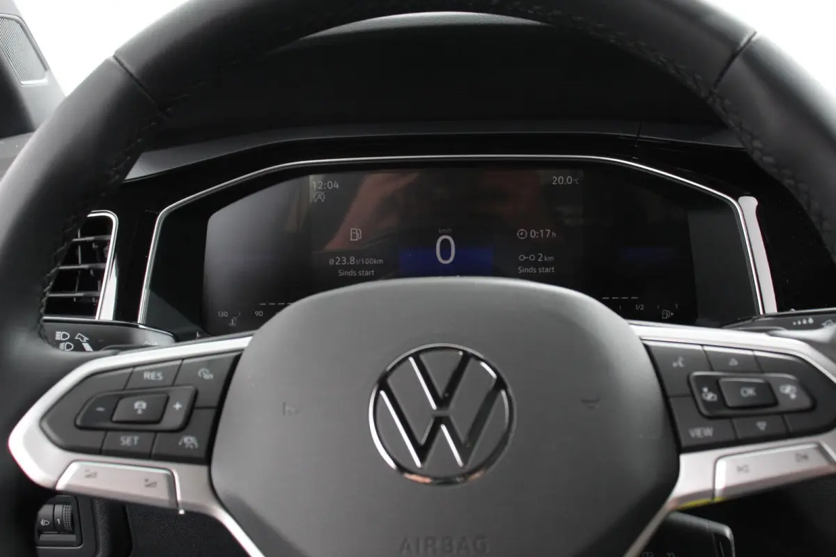 1.0 TSI DSG R-Line Panorama dak Navigatie App Connect Climate Control Parkeer sensoren Camera Cruise control adaptive Lichtmetalen velgen