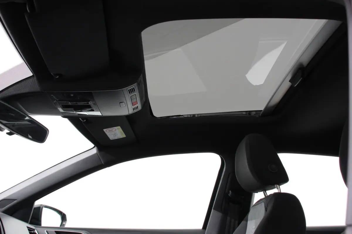 1.0 TSI DSG R-Line Panorama dak Navigatie App Connect Climate Control Parkeer sensoren Camera Cruise control adaptive Lichtmetalen velgen