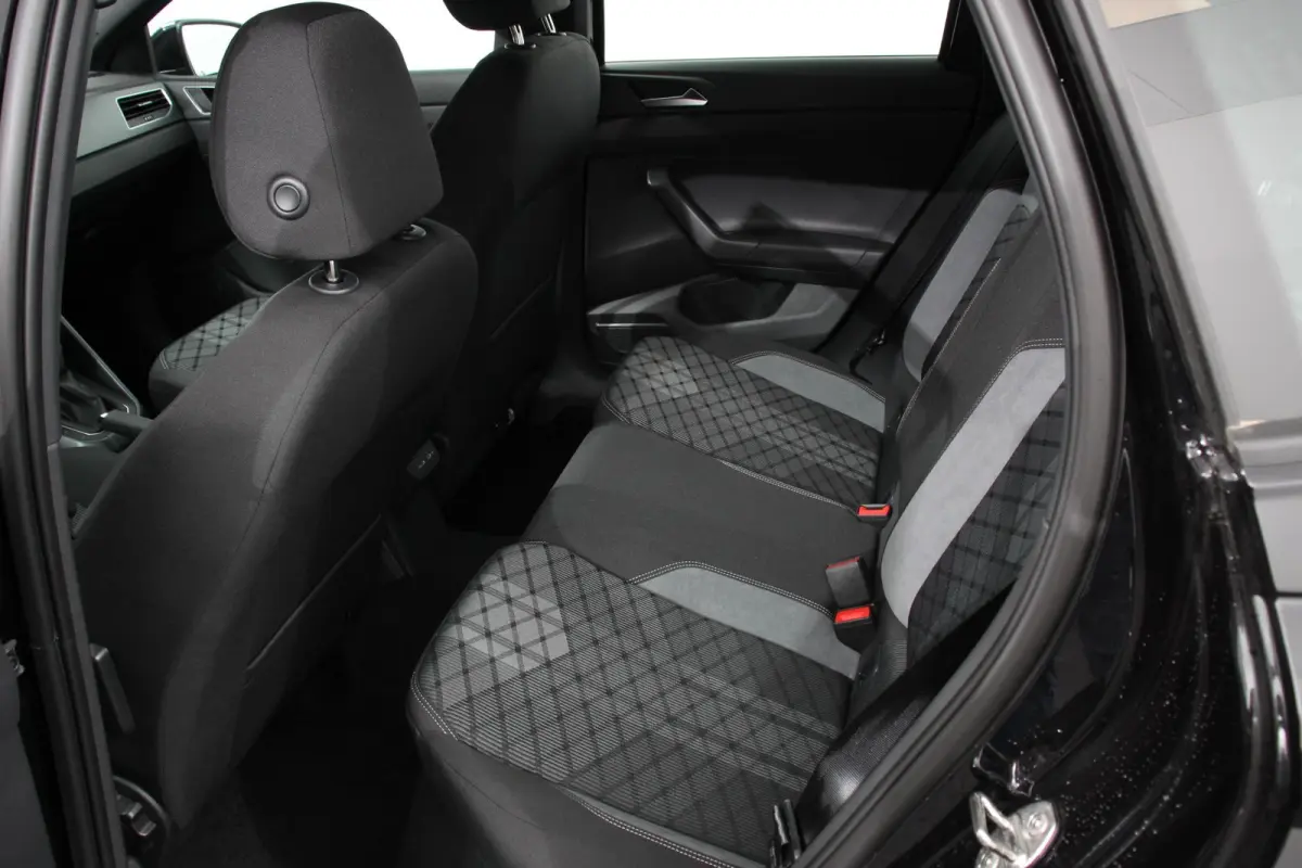 1.0 TSI DSG R-Line Panorama dak Navigatie App Connect Climate Control Parkeer sensoren Camera Cruise control adaptive Lichtmetalen velgen