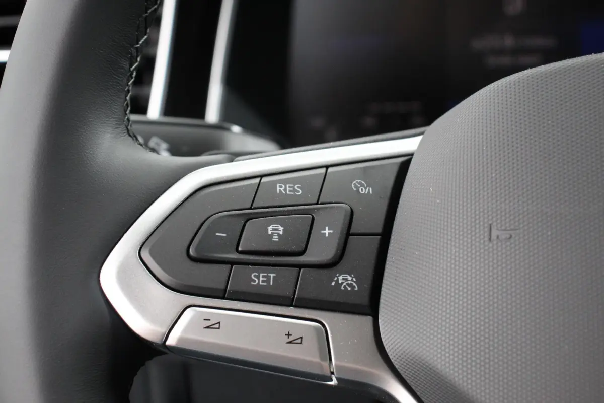 1.0 TSI DSG R-Line Panorama dak Navigatie App Connect Climate Control Parkeer sensoren Camera Cruise control adaptive Lichtmetalen velgen