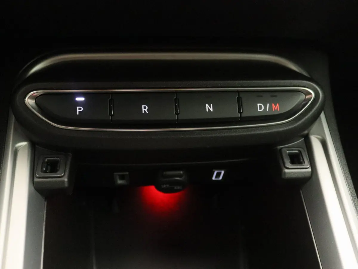 1.2 e-Hybrid Summit | NAVI | 18'' Velgen | Adaptive Cruise Control | Parkeercamera Achter |