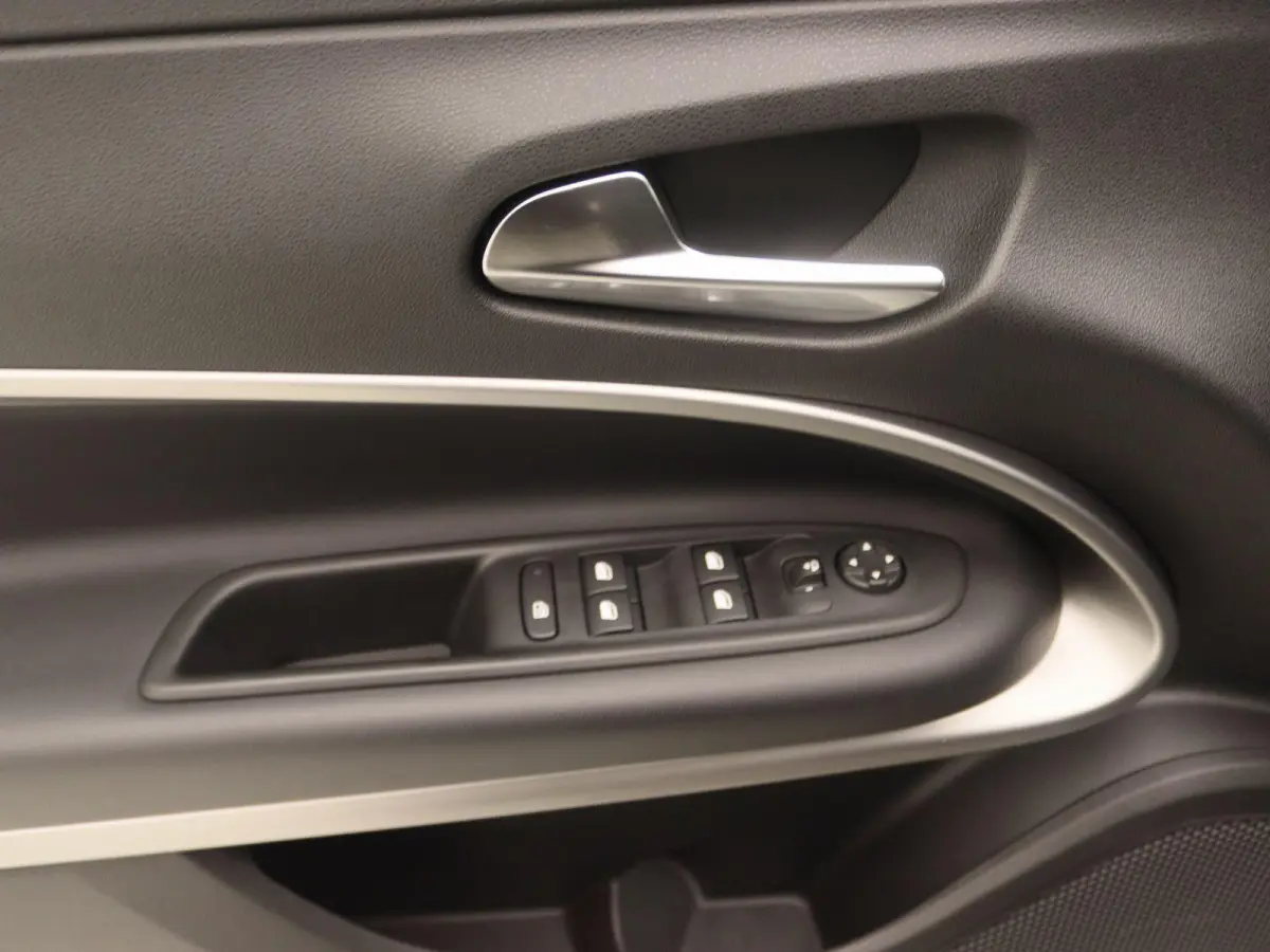 1.2 e-Hybrid Summit | NAVI | 18'' Velgen | Adaptive Cruise Control | Parkeercamera Achter |