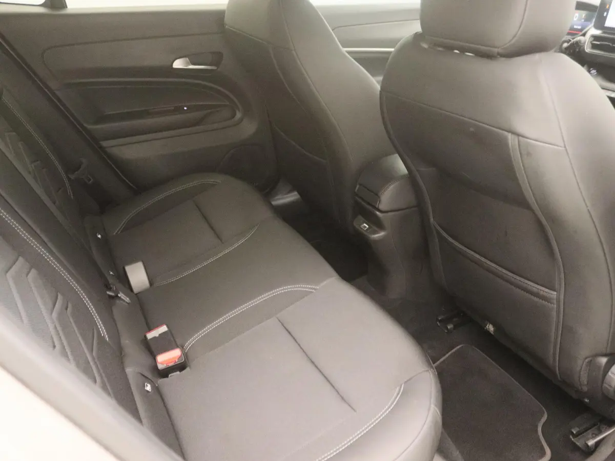 1.2 e-Hybrid Summit | NAVI | 18'' Velgen | Adaptive Cruise Control | Parkeercamera Achter |