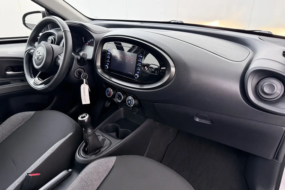 1.0 VVT-i MT Play Camera Carplay Adapt.Cruise LED