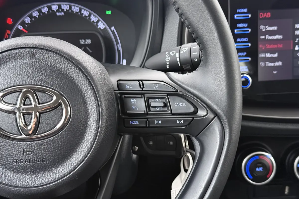 1.0 VVT-i MT Play Camera Carplay Adapt.Cruise LED