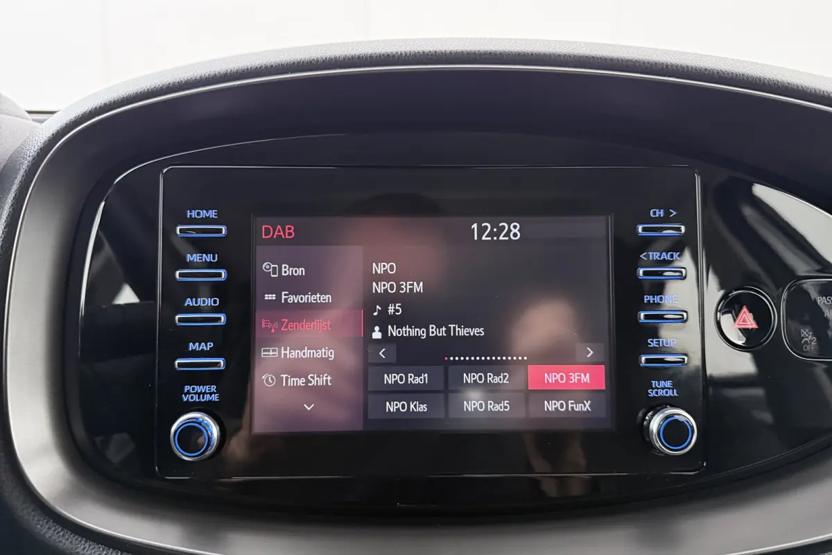 1.0 VVT-i MT Play Camera Carplay Adapt.Cruise LED