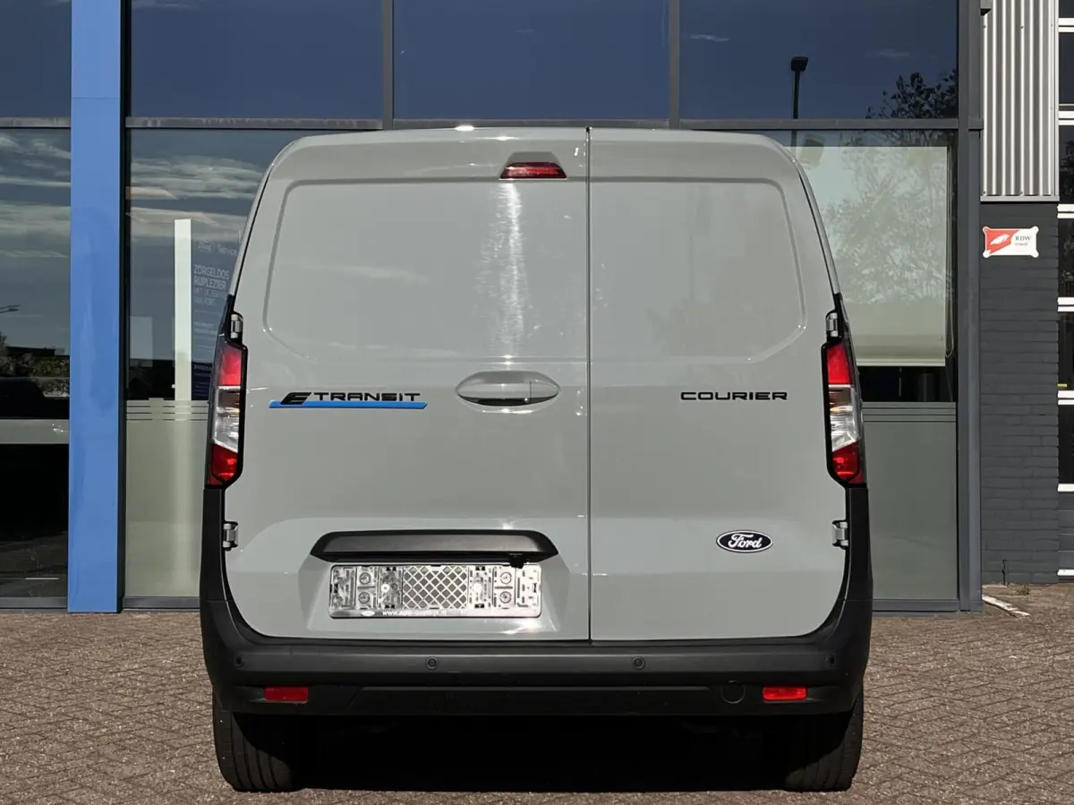 Limited 44 kWh 136PK Winterpack Cruise Camera Carplay-Navi Parkeersensoren Climate Draadloos Telefoonlader *Emissiezonevriendelijk*