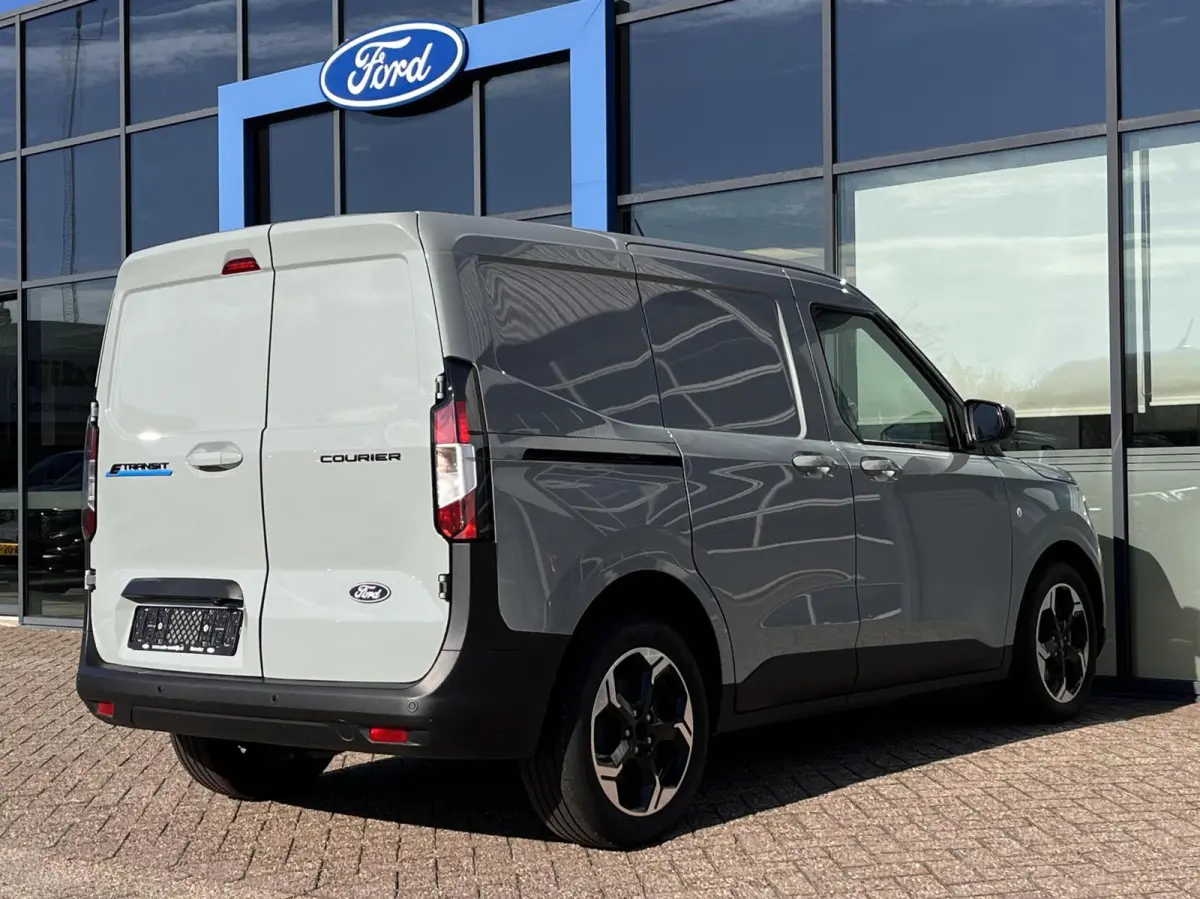 Limited 44 kWh 136PK Winterpack Cruise Camera Carplay-Navi Parkeersensoren Climate Draadloos Telefoonlader *Emissiezonevriendelijk*