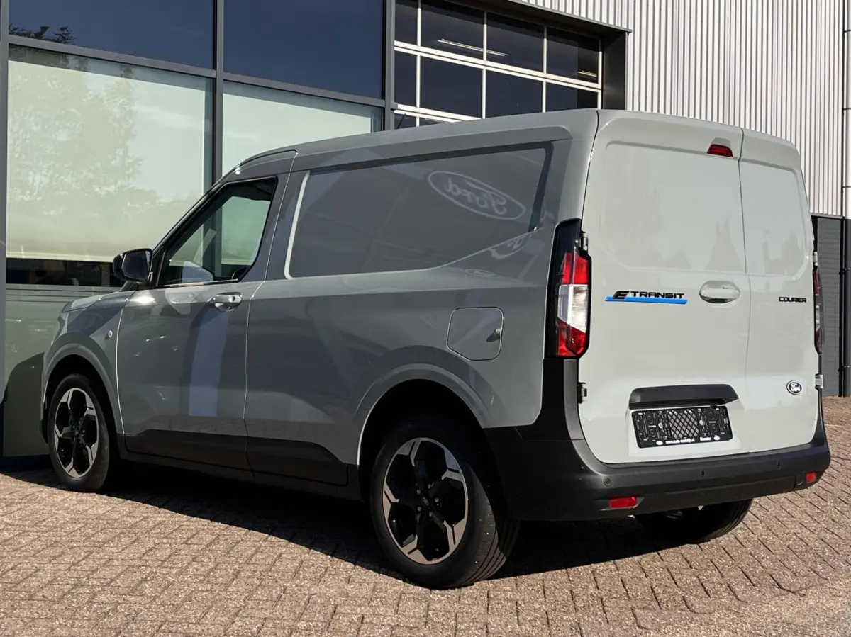 Limited 44 kWh 136PK Winterpack Cruise Camera Carplay-Navi Parkeersensoren Climate Draadloos Telefoonlader *Emissiezonevriendelijk*