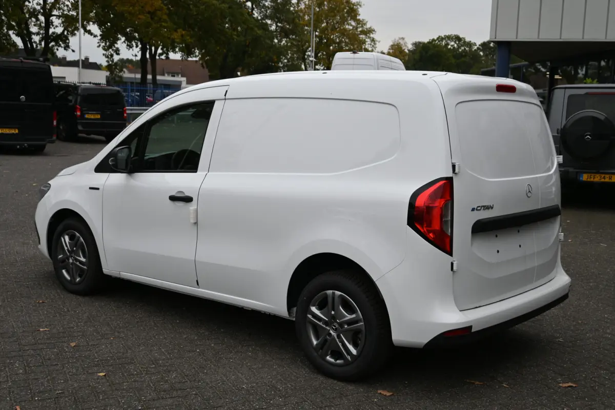112 Pro L1 51 kWh Snellader AC 22kW/DC 75kW, All Season banden, Etc.