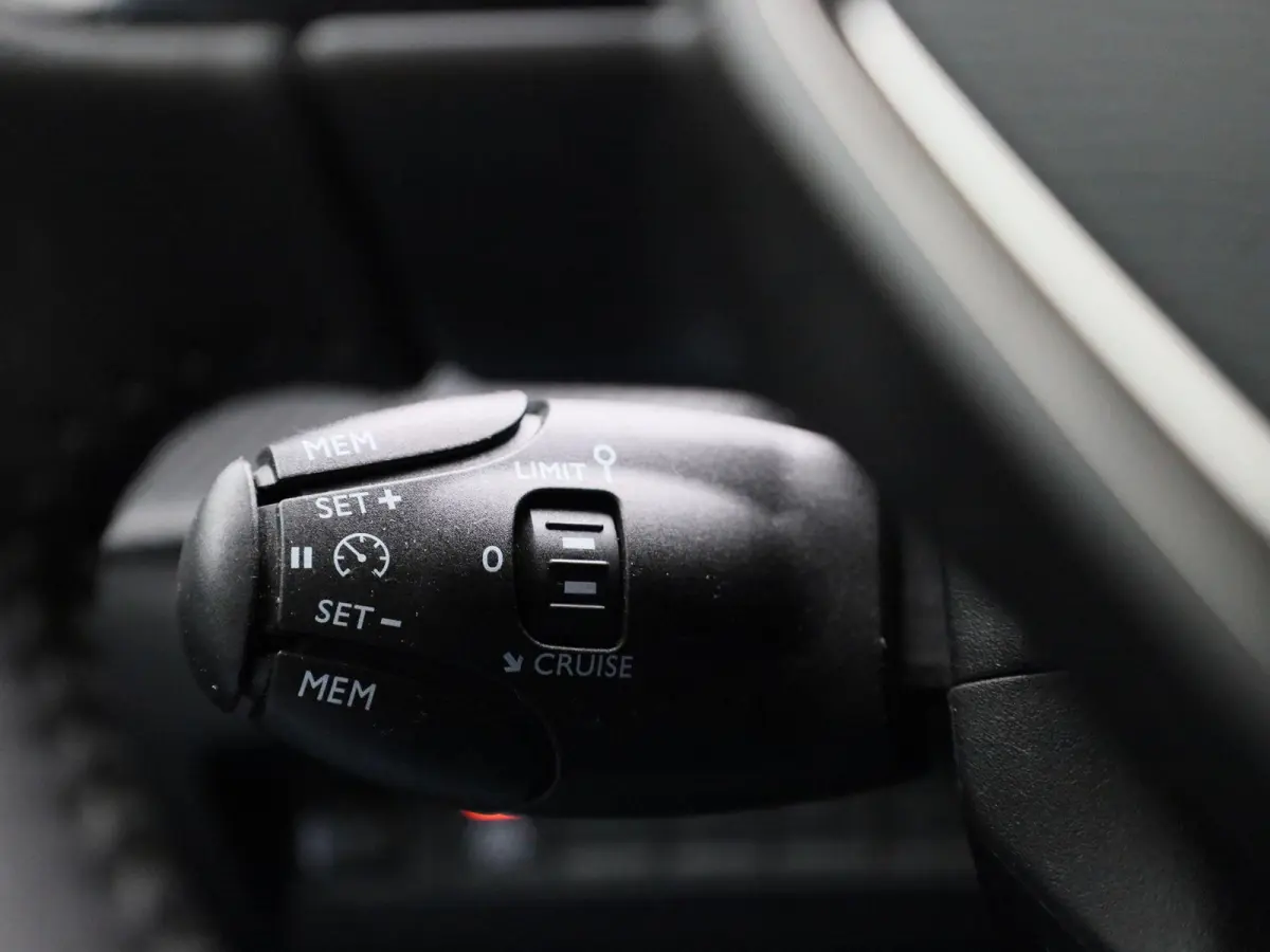 1.2 PureTech Active Pack | Cruise Control | Lane Assist | Apple Carplay/Android Auto | lichtmetalen velgen 16" |