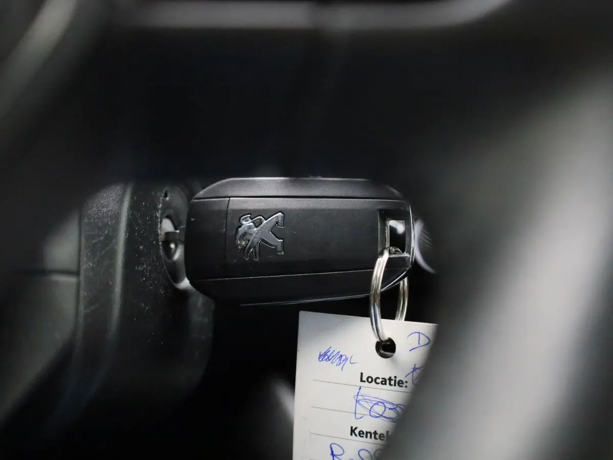 1.2 PureTech Active Pack | Cruise Control | Lane Assist | Apple Carplay/Android Auto | lichtmetalen velgen 16" |