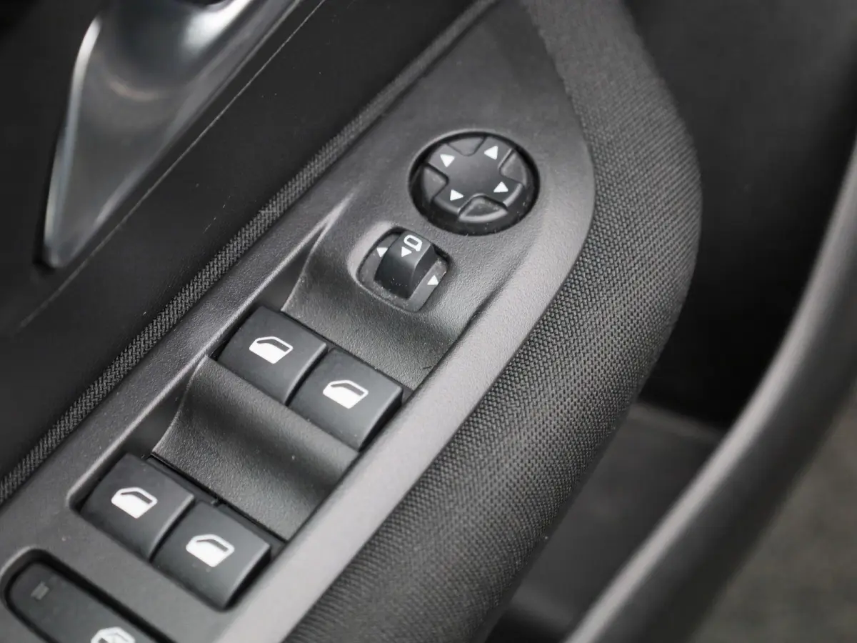 1.2 PureTech Active Pack | Cruise Control | Lane Assist | Apple Carplay/Android Auto | lichtmetalen velgen 16" |