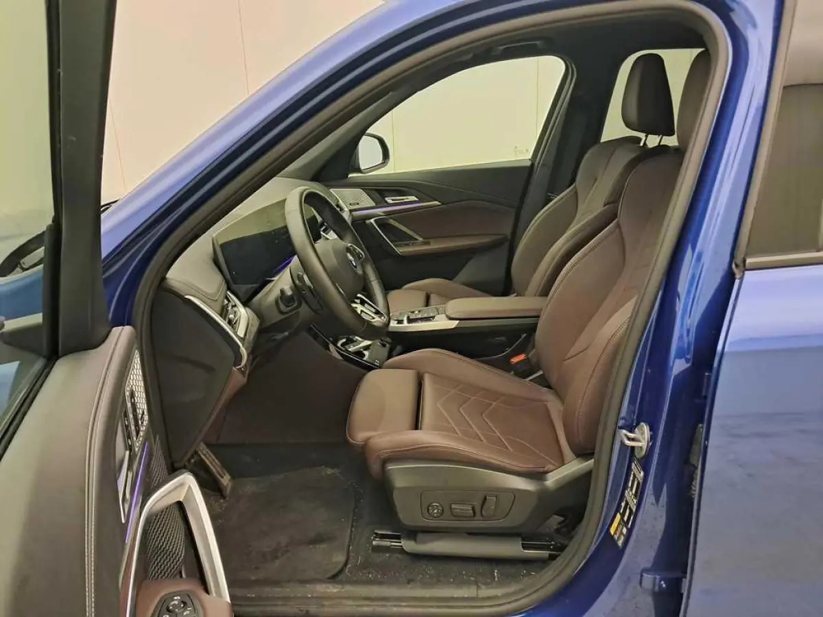 xDrive25e M-Sport | Panorama Dak | Stuur & Stoelverwarming | Elek. Stoelen met Geheugen en Massage | Harman Kardon Audio | Achteruitrijcamera | Airco (automatisch) | Audio installatie premiu