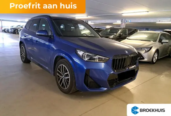 xDrive25e M-Sport | Panorama Dak | Stuur & Stoelverwarming | Elek. Stoelen met Geheugen en Massage | Harman Kardon Audio | Achteruitrijcamera | Airco (automatisch) | Audio installatie premiu