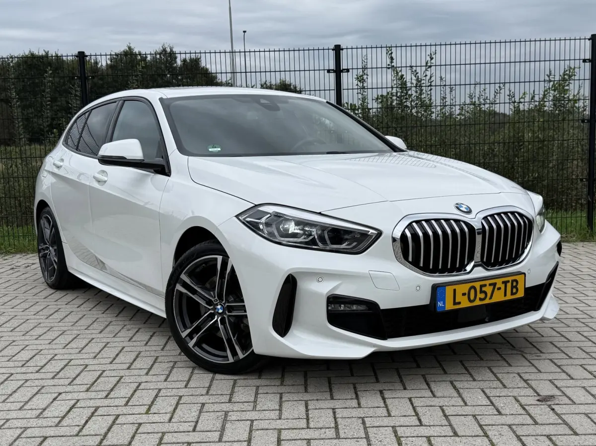 116i High Executive M-Sport| PANO | Sport-/Schaalstoelen| M pakket | Carplay |
