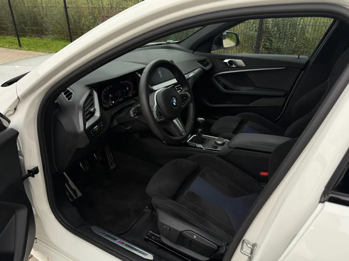 116i High Executive M-Sport| PANO | Sport-/Schaalstoelen| M pakket | Carplay |