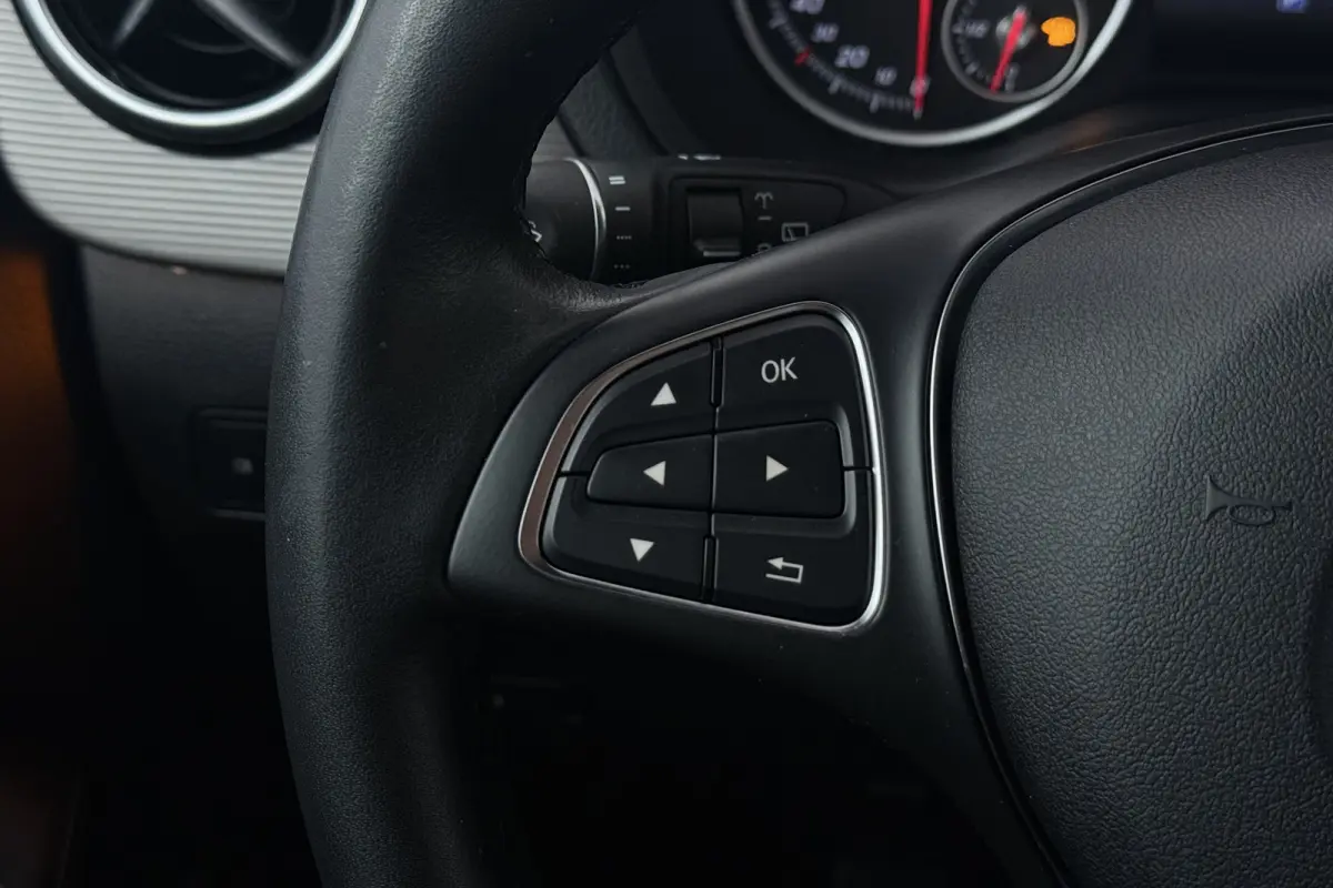 180 Business Solution (STOELVERWARMING, CAMERA, CRUISE CONTROL)