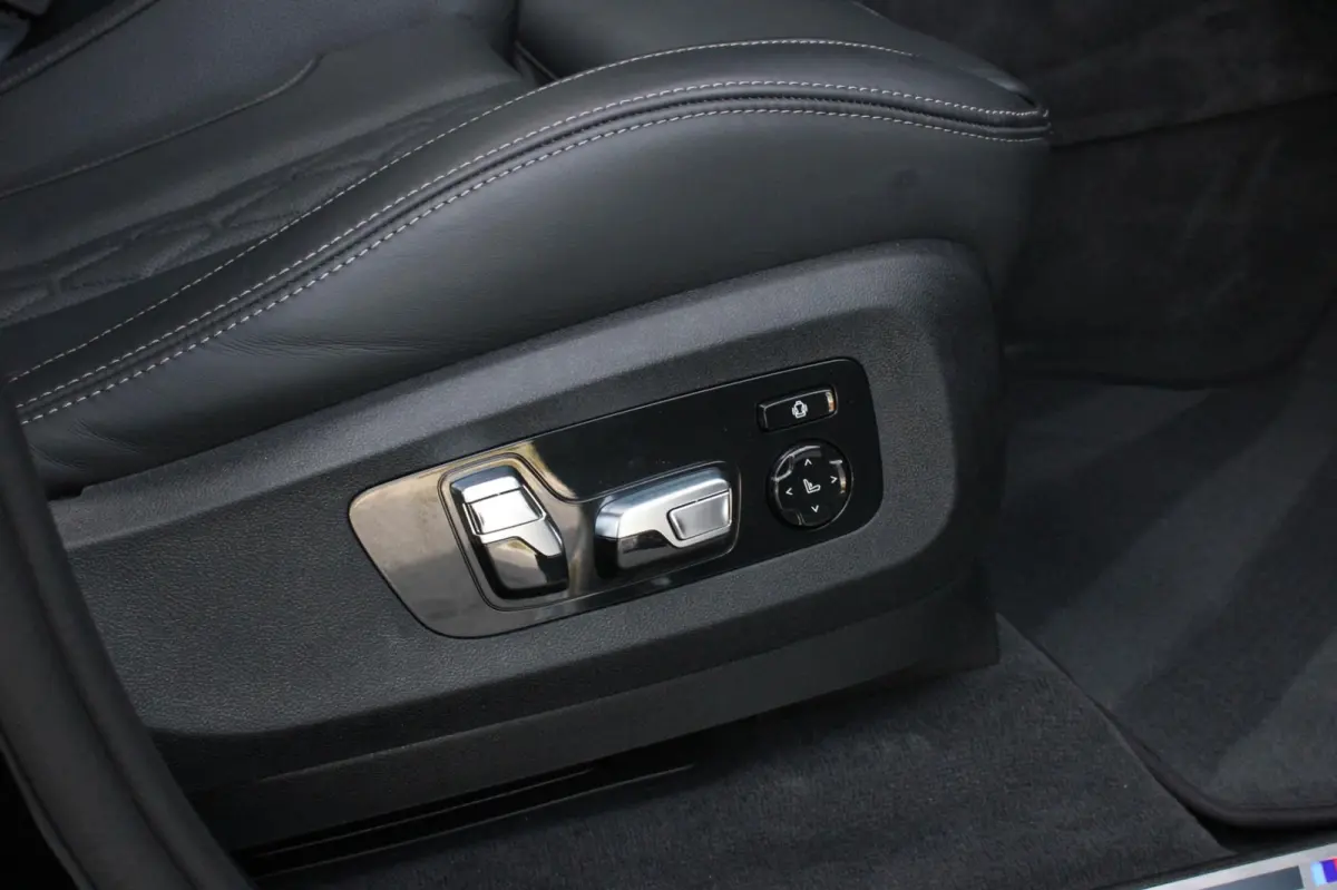 XDrive50e High Executive M-SPORT PRO / M-SEATS / SOFT CLOSE / PANO- DAK / LUCHTVERING / DRIVING ASSISANT PROFESSIONAL