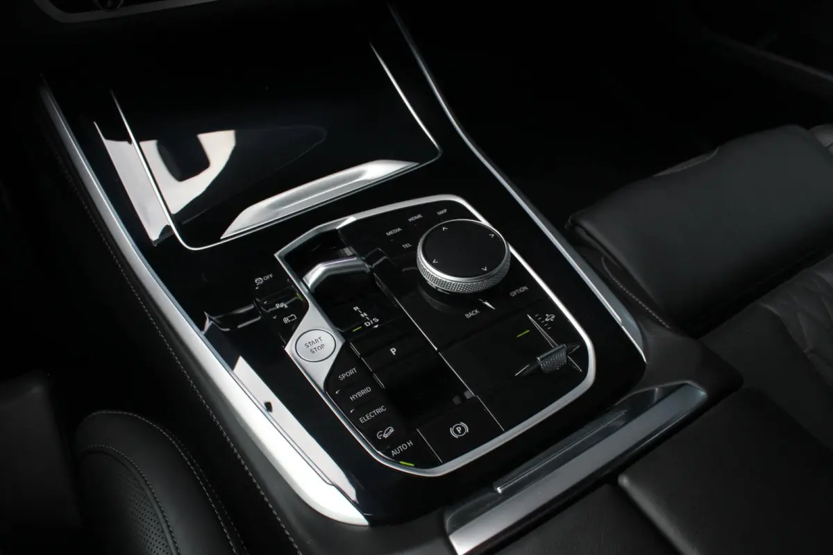 XDrive50e High Executive M-SPORT PRO / M-SEATS / SOFT CLOSE / PANO- DAK / LUCHTVERING / DRIVING ASSISANT PROFESSIONAL