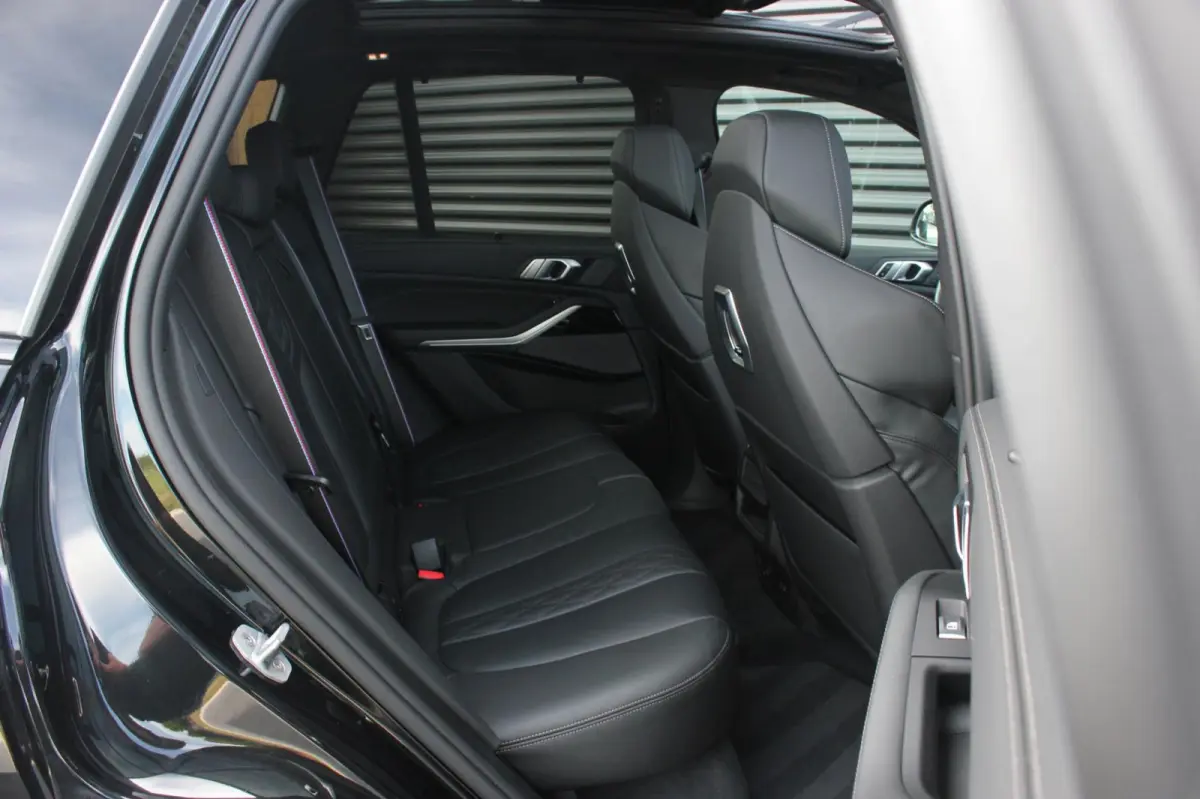 XDrive50e High Executive M-SPORT PRO / M-SEATS / SOFT CLOSE / PANO- DAK / LUCHTVERING / DRIVING ASSISANT PROFESSIONAL