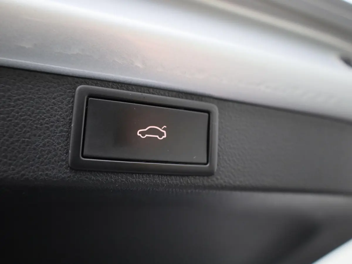 1.5 e-TSI Business Edition | Automaat | Panoramadak | Trekhaak | Virtual cockpit | Stoel verwarming | Navigatie | Apple CarPlay / Android Auto | Lichtmetalen velgen | Parkeersensoren | Keyle