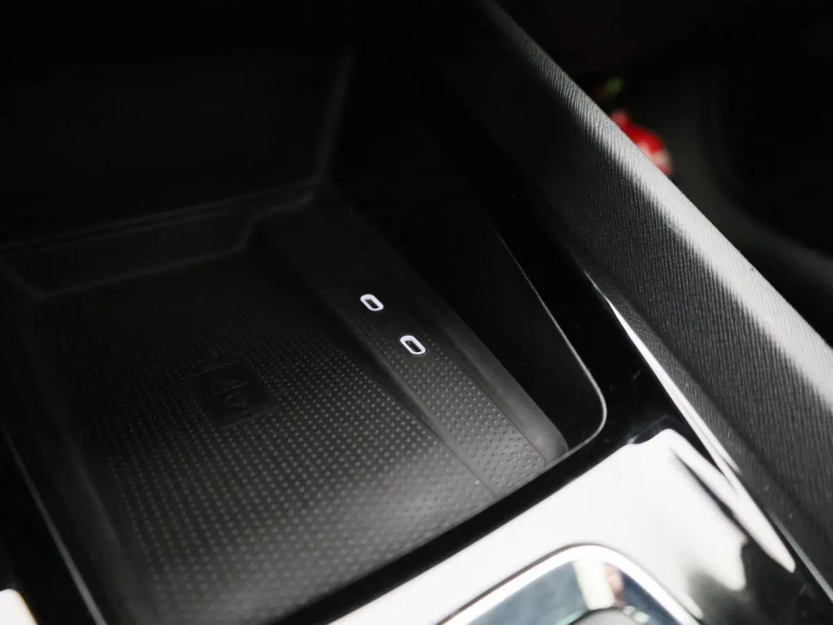 1.5 e-TSI Business Edition | Automaat | Panoramadak | Trekhaak | Virtual cockpit | Stoel verwarming | Navigatie | Apple CarPlay / Android Auto | Lichtmetalen velgen | Parkeersensoren | Keyle
