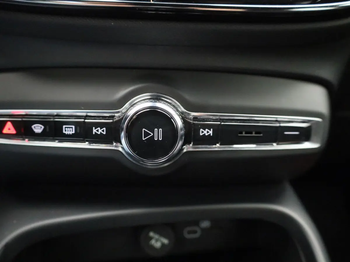 Core | Automaat | Apple Carplay / Android Auto | Virtual Cockpit | Achteruitrijcamera | Climate Control | Cruise Control | Bluetooth | Lichtmetalen Velgen |