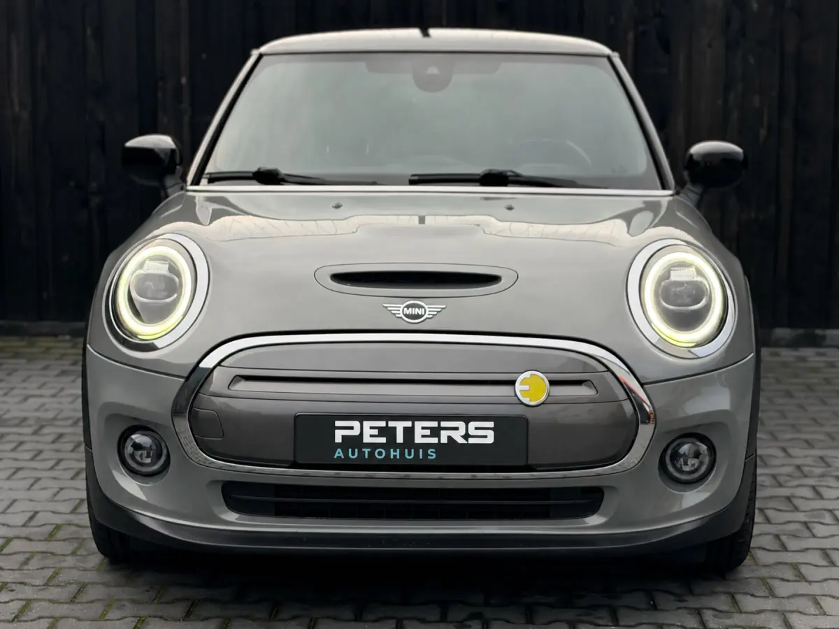 Essential 33 kWh| Camera| Keyless| Carplay|