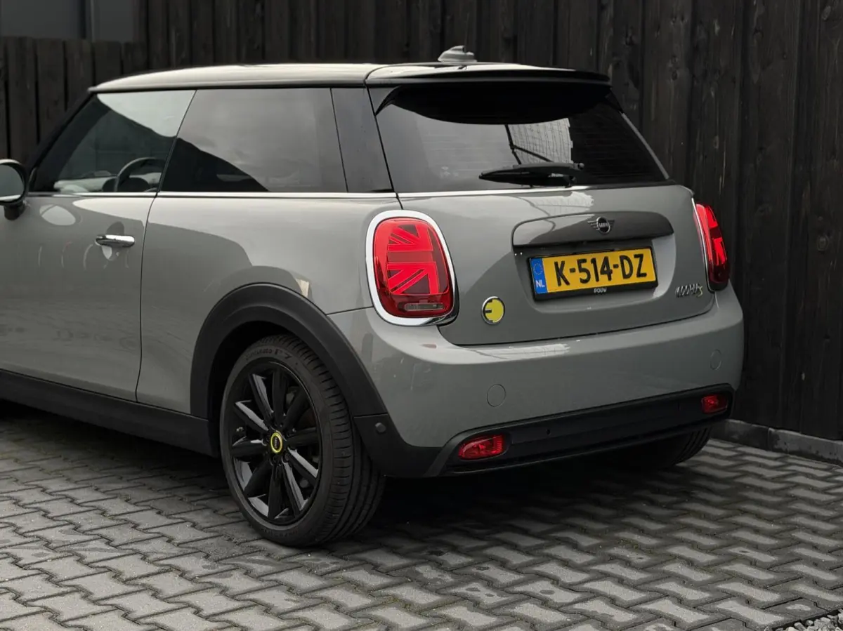 Essential 33 kWh| Camera| Keyless| Carplay|