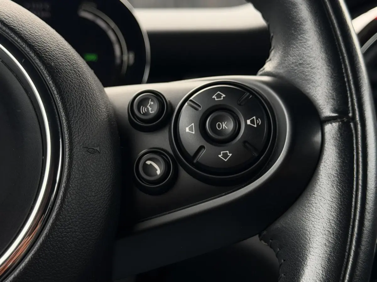 Essential 33 kWh| Camera| Keyless| Carplay|