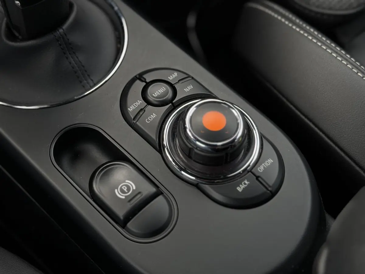 Essential 33 kWh| Camera| Keyless| Carplay|