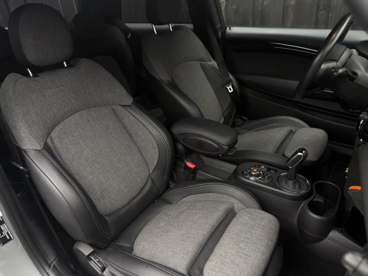 Essential 33 kWh| Camera| Keyless| Carplay|