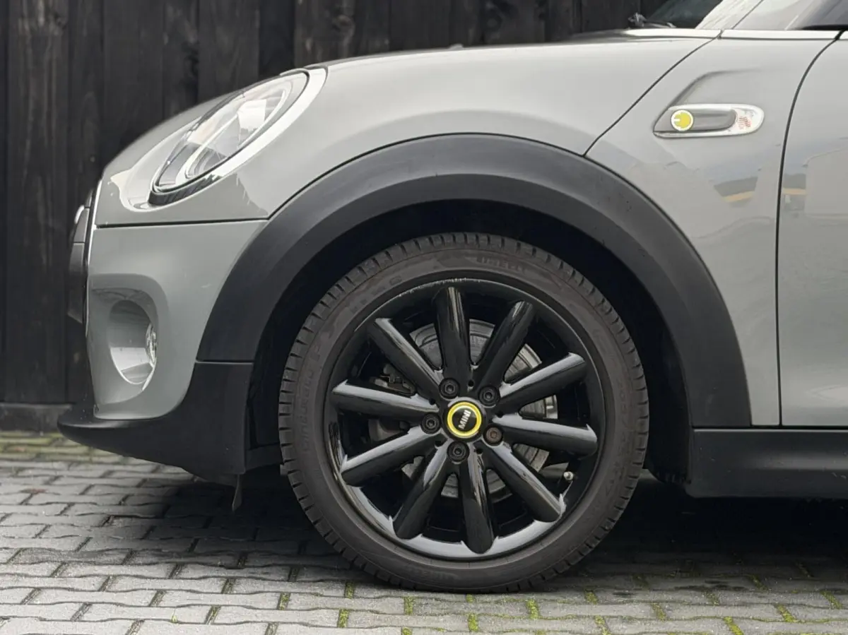 Essential 33 kWh| Camera| Keyless| Carplay|