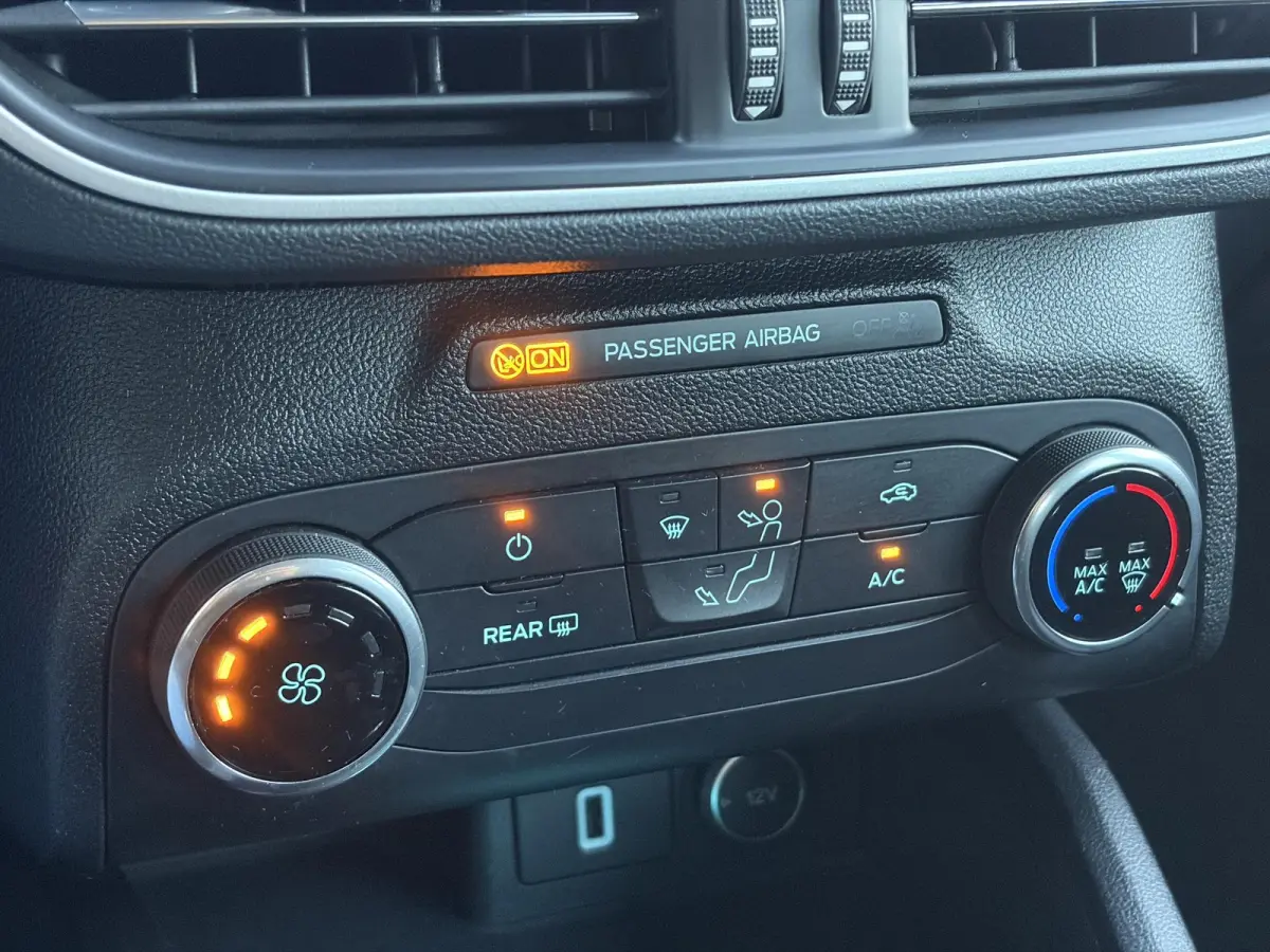 1.0 EcoBoost Trend Edition Business ✓2e Eigenaar✓Carplay✓101pk✓Navi✓Clima✓Cruise✓Rijstrooksensor✓Pdc V+A✓6 Bak✓Lm velgen✓N.A.P✓Apk tot 08-2027