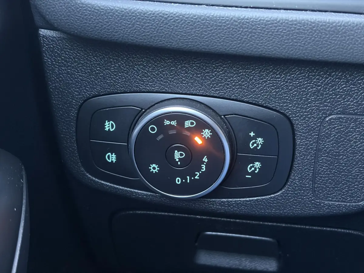1.0 EcoBoost Trend Edition Business ✓2e Eigenaar✓Carplay✓101pk✓Navi✓Clima✓Cruise✓Rijstrooksensor✓Pdc V+A✓6 Bak✓Lm velgen✓N.A.P✓Apk tot 08-2027