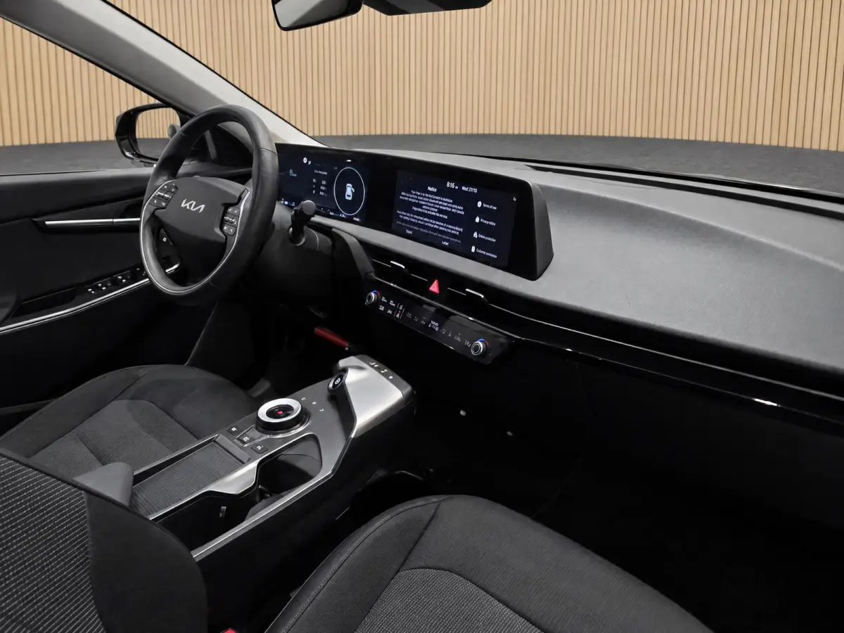 Light Edition 58 kWh Dealer onderhouden | Stoel + stuurverwarming | Climate control | ACC | 800V laden | Ontzettend ruim |