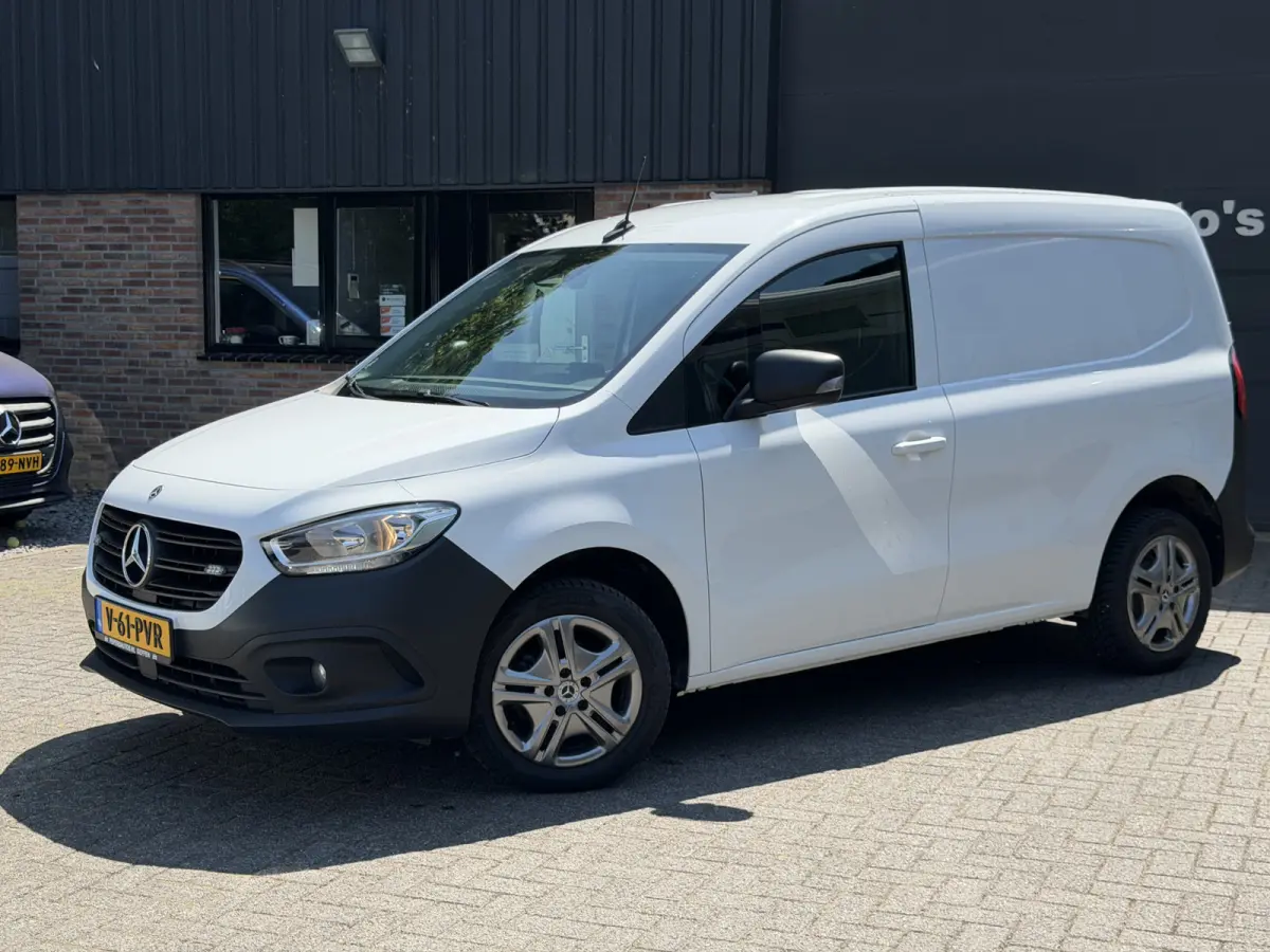 110 L1 Pro Benzine Verkocht MBUX - Trekhaak - Airco -Stoelverwarming - Cruise - Carplay - DAB