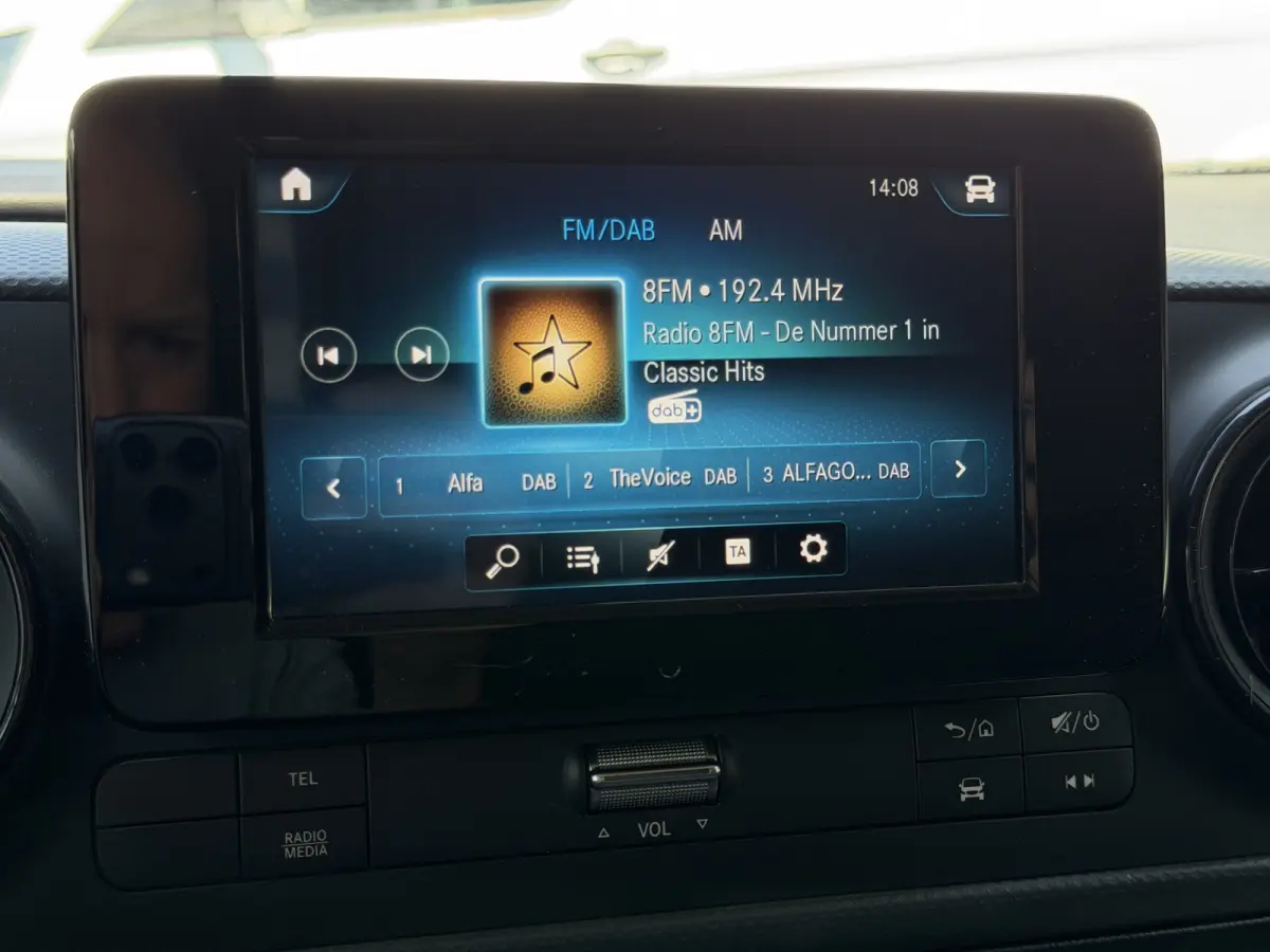 110 L1 Pro Benzine Verkocht MBUX - Trekhaak - Airco -Stoelverwarming - Cruise - Carplay - DAB