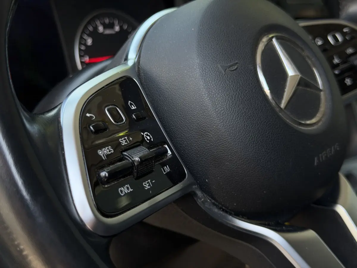 110 L1 Pro Benzine Verkocht MBUX - Trekhaak - Airco -Stoelverwarming - Cruise - Carplay - DAB