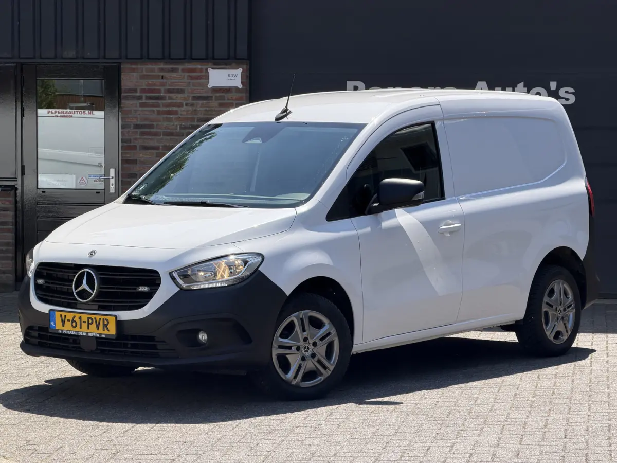 110 L1 Pro Benzine Verkocht MBUX - Trekhaak - Airco -Stoelverwarming - Cruise - Carplay - DAB
