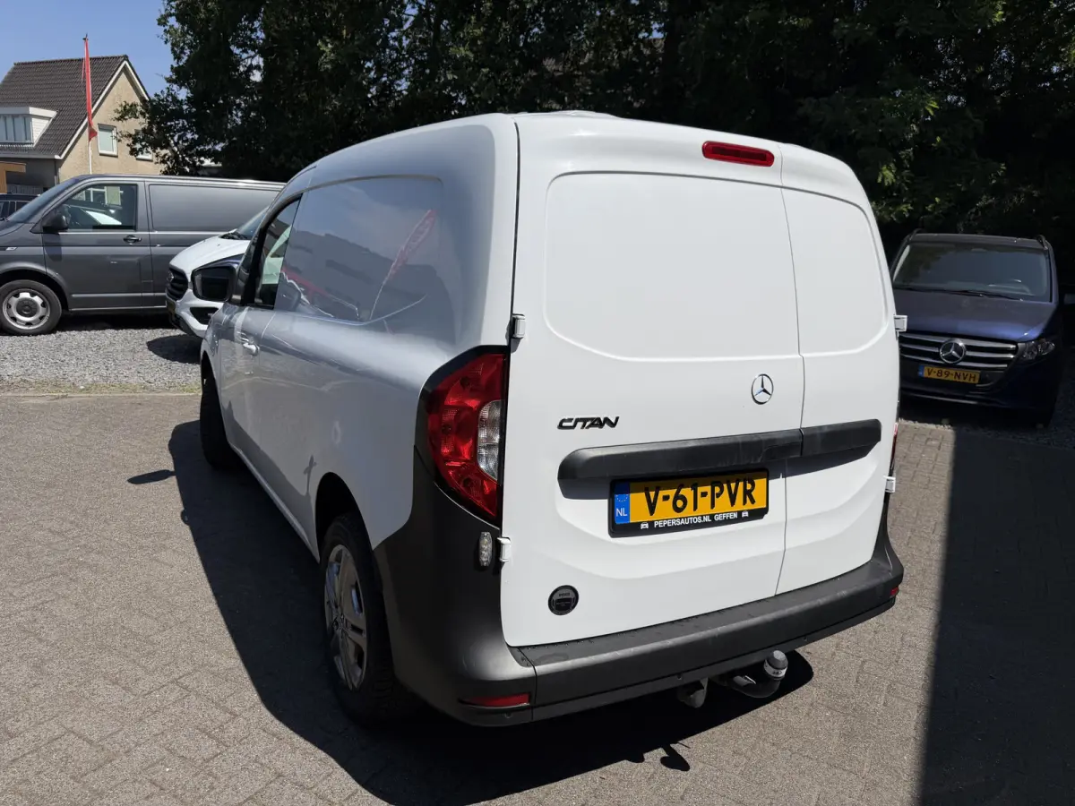 110 L1 Pro Benzine Verkocht MBUX - Trekhaak - Airco -Stoelverwarming - Cruise - Carplay - DAB
